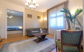 Giovanni'S Airport House
